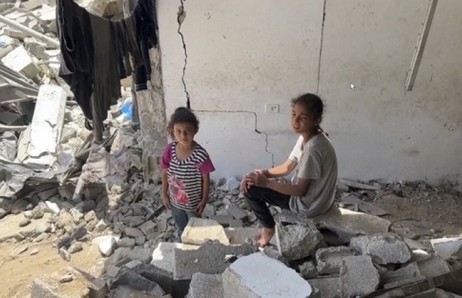 Djeca u Gazi skupljaju vodu i hranu i do osam sati dnevno