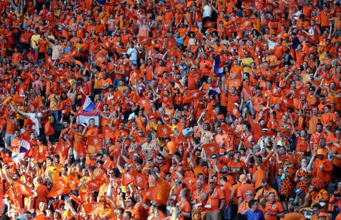 Tuča navijača Holandije i Turske
