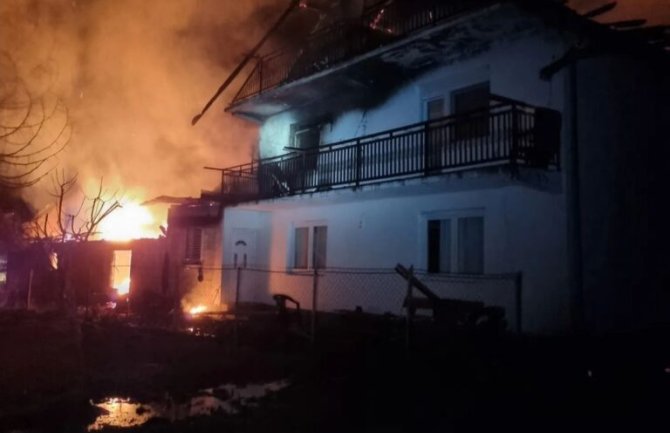 Požar u Godinju: Izgorio krov kuće