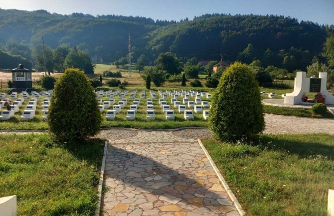 Sami su morali da kopaju svoje grobove