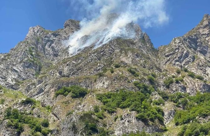 Izbio požar na Prokletijama, turisti da budu na oprezu