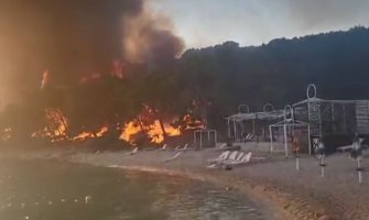 Veliki požar kod Trogira, gori blizu kuća i plaža 