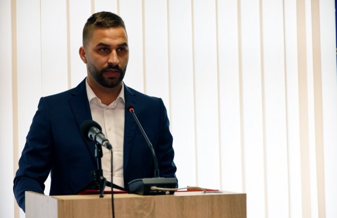 Muratović: Demokrate žele da sačuvaju fotelju do izbora jer im je podrška šest odsto