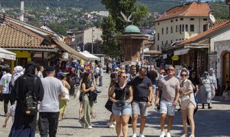 Uprkos velikim vrućinama: Brojni turisti na ulicama Sarajeva