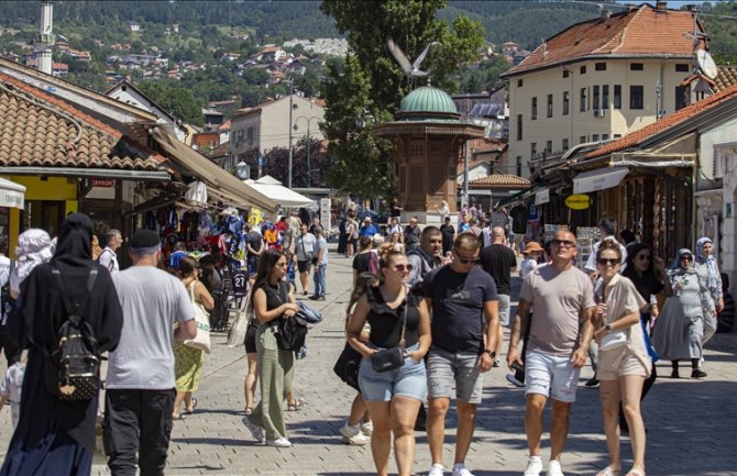 Uprkos velikim vrućinama: Brojni turisti na ulicama Sarajeva