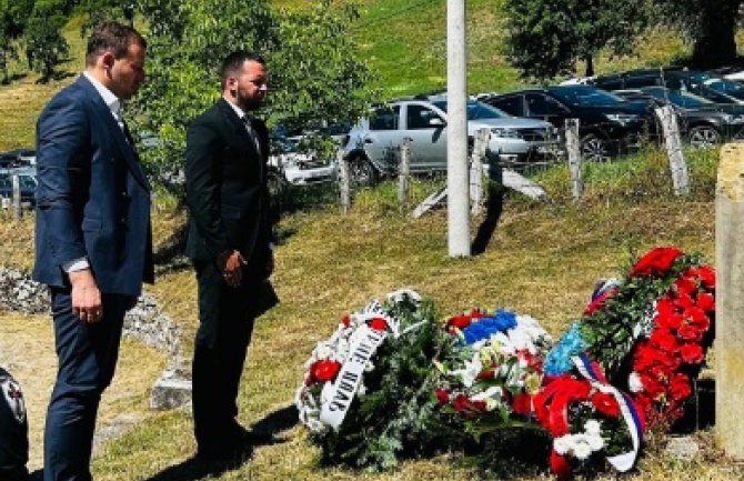 Canović položio vijence na spomenik u Velici: Da budemo oni koji poštuju istoriju, da bismo na njoj gradili zdravu i čistu budućnost