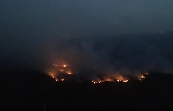 Teška situacija na Cetinju: Veliki požar u Markovini, vatra se približava napuštenim kućama