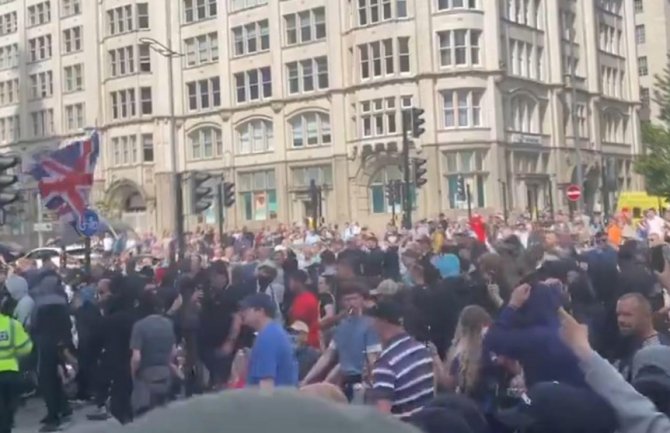 (VIDEO) Ne prestaje haos u Britaniji: Demonstranti napali hotel u kome su smješteni migranti