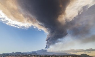 Erupcija vulkana Etne poremetila letove na međunarodnom aerodromu u Kataniji