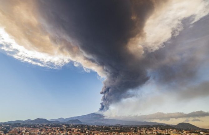 Erupcija vulkana Etne poremetila letove na međunarodnom aerodromu u Kataniji