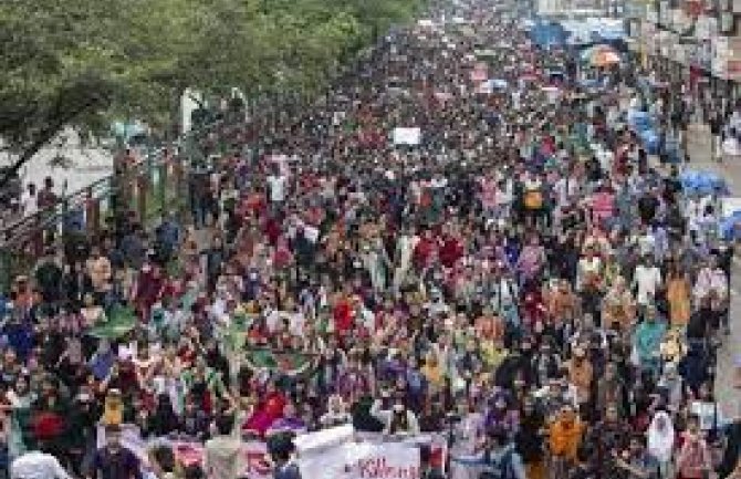 Potpuna anarhija u Bangladešu: Nakon bijega premijerke demonstrati provalili u parlament