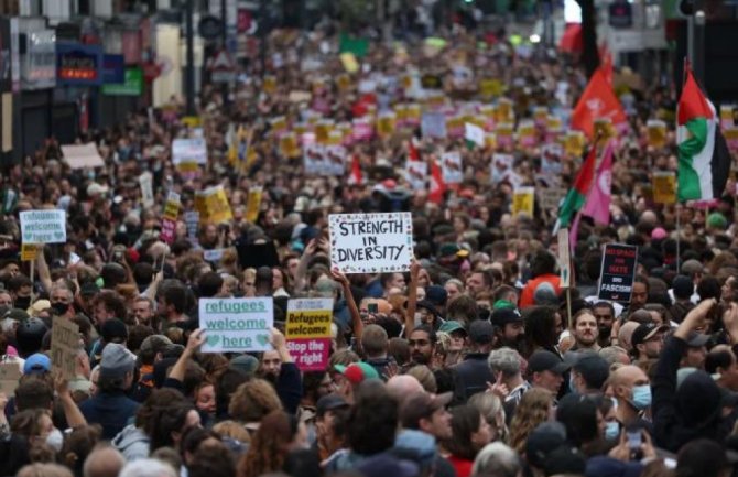 Odgovor na nerede u Velikoj Britaniji: Hiljade na ulicama protiv rasizma