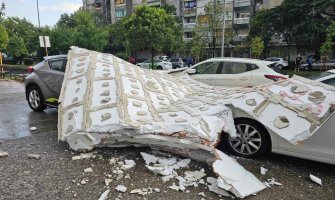 Fasada sa zgrade u Podgorici pala na tri automobila