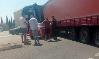 Podgorica: Udes na kružnom toku kod KIPS-a, sudarili se šleper i automobil