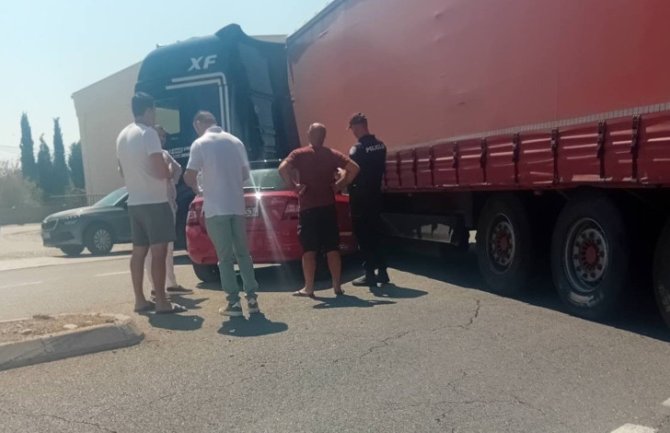 Podgorica: Udes na kružnom toku kod KIPS-a, sudarili se šleper i automobil