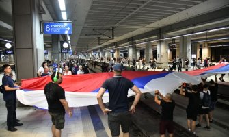 Demonstranti se povukli sa pruge na željezničkoj stanici Novi Beograd po dolasku policije