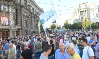 Beograd: Aktivistima određena kazna – građani se okupljaju ispred zgrade Vlade Srbije