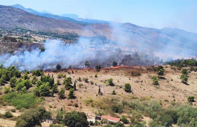 Vojska Crne Gore sa helikopterom Bell 412 nastavlja gašenje požara u Crnoj Gori