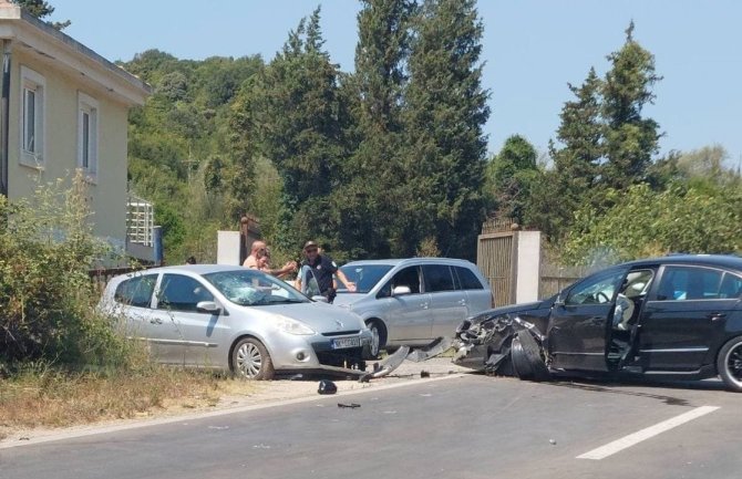 Udes na putnom pravcu Budva-Tivat: Stvorene velike kolone, saobraća se naizmjenično