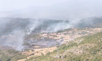 Helikopter Vojske Crne Gore gasi više požara u Tuzima