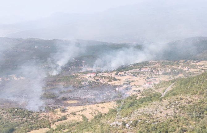 Helikopter Vojske Crne Gore gasi više požara u Tuzima