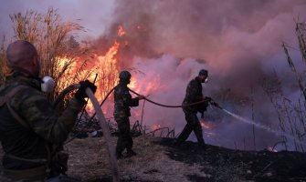 Grčka: Pronađeno tijelo u izgorjeloj fabrici, bijesne požari