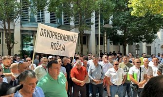 Drvoprerađivači protestuju ispred Vlade