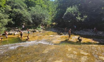 Neobično bjekstvo od vrućine: Sa knjigom u rijeci Bukovici