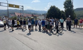 Mještani Smailagića Polja i okolnih naselja blokirali put Kolašin - Berane: Neće da im autobusi i šleperi ulaze u dvorišta