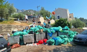 Svuda smeće, prepuni kontejneri i nesnosan smrad - ružne slike iz Budve u špicu sezone