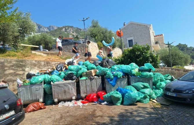 Svuda smeće, prepuni kontejneri i nesnosan smrad - ružne slike iz Budve u špicu sezone