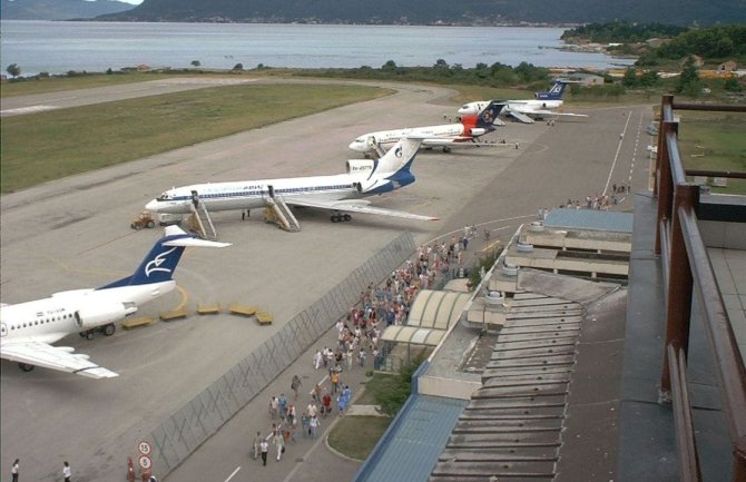 Pogledajte šta dočekuje putnike na izlazu iz Aerodroma u Tivtu