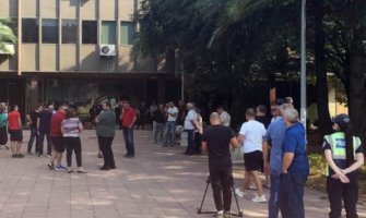 Crmničani protestuju ispred Opštine Bar