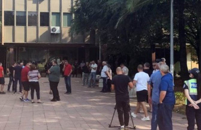 Crmničani protestuju ispred Opštine Bar