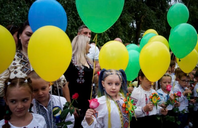 Djeca u Ukrajini uprkos vazdušnoj opasnosti proslavila prvi dan škole