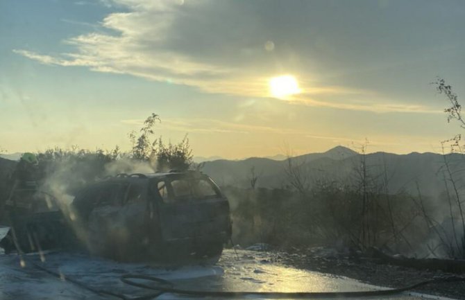 Izgorelo vozilo na putu Podgorica-Cetinje