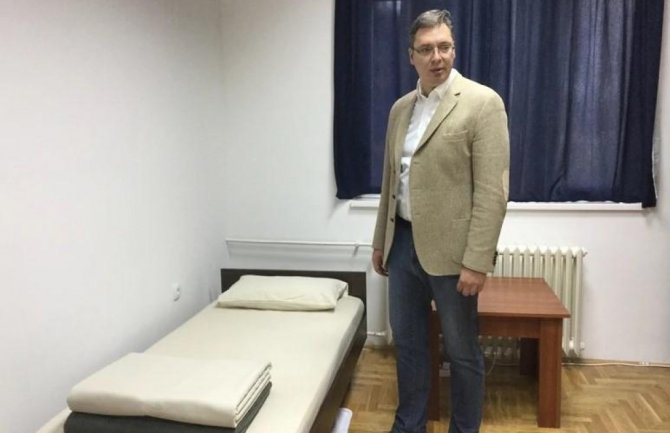 Vučić spava u kasarni: Zašto bih plaćao i trošio posebne pare?