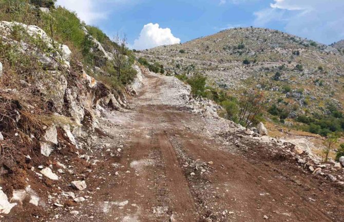 Opština Kotor unapređuje putnu infrastrukturu u Malim i Velikim Zalazima