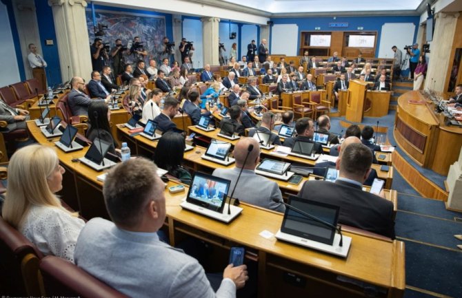 Nikolić: Ljudi iz Vlade se krijući sastaju sa Kurtijem i Osmani