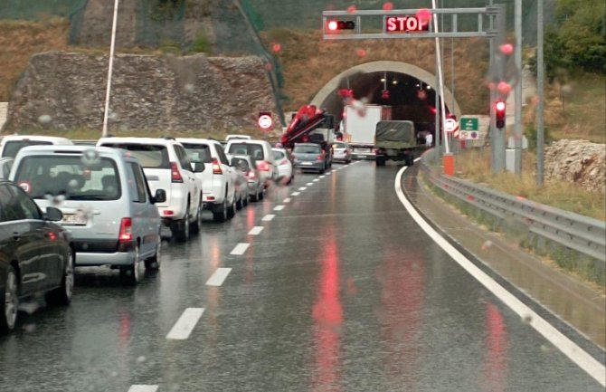 Udes u tunelu Klopot: Zatvoren auto-put