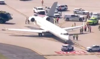 Direktan sudar dva aviona na aerodromu, dijelovi  rasuti po pisti