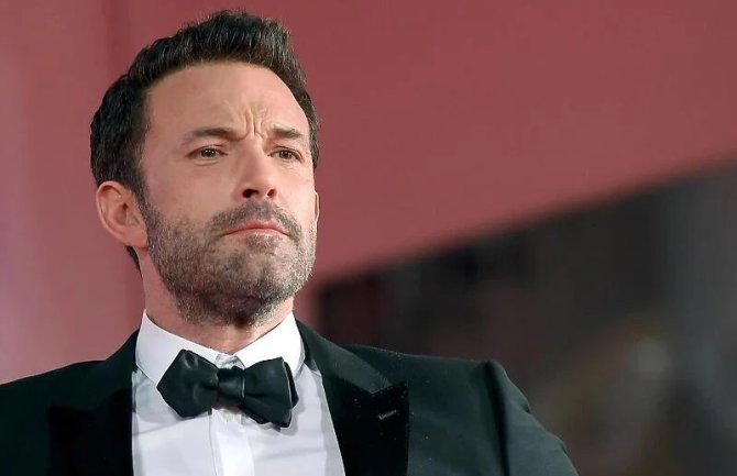 Ben Affleck nakon razvoda od Jennifer Lopez snimljen ispred rehabilitacione klinike