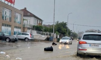 Ulice na primorju prekrivene vodom nakon padavina