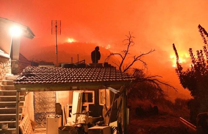 Dvije osobe poginule u šumskom požaru u blizini Korinta