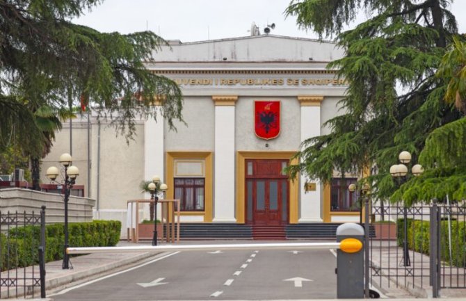 Opozicija u Albaniji iz protesta zapalila stolice ispred parlamenta